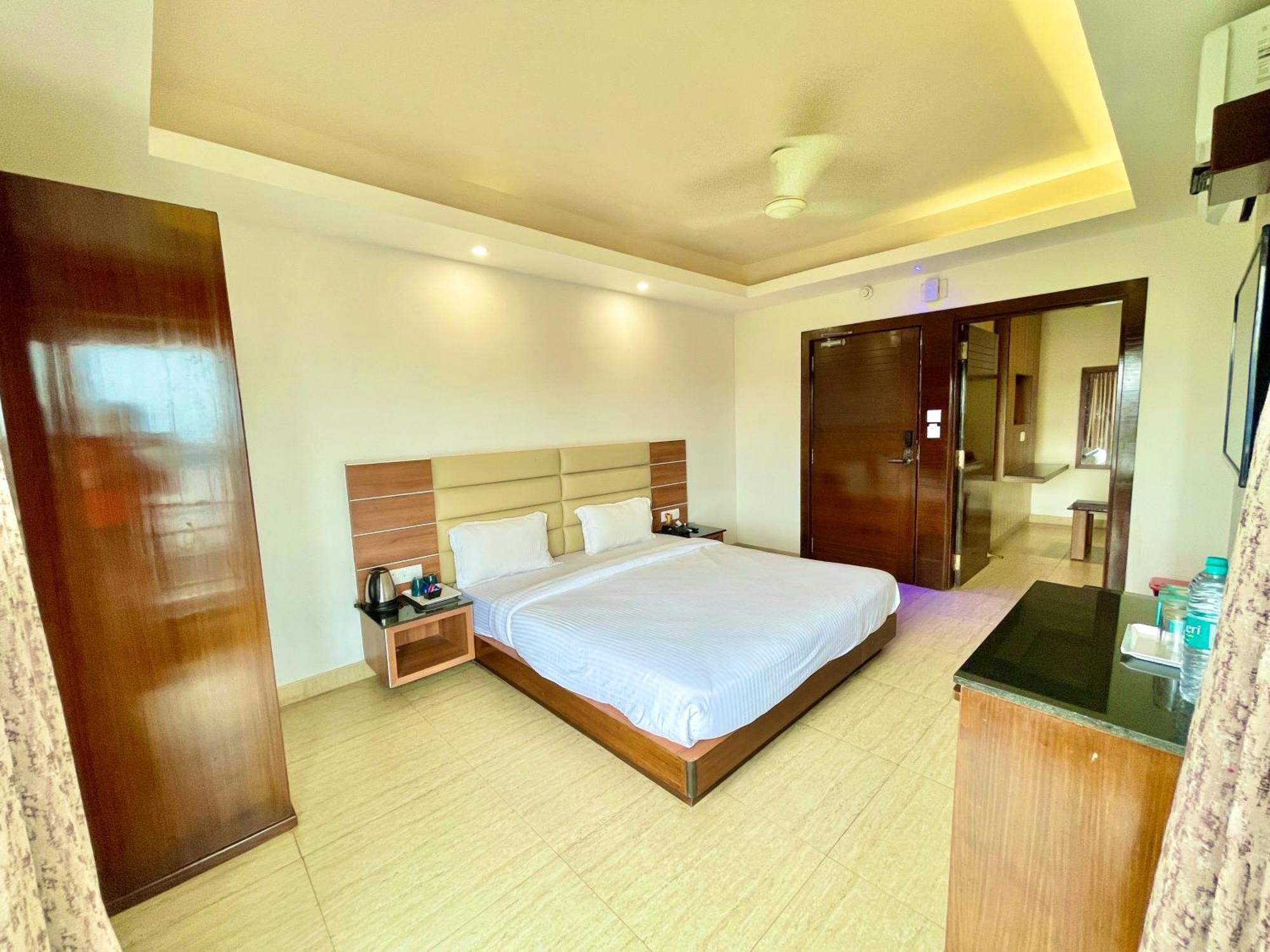 Puri Hotel G R P Puri, A Premier Beachfront Luxury Hotel Sea Beach And Temple Fully Air Conditioned Hotel With Lift-Wifi-Parking And Swimming-Pool, Breakfast Included, Best Hotel In ปูรี ภายนอก รูปภาพ